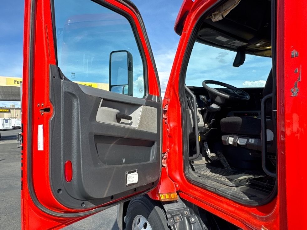 Day Cab Tractor-Heavy Duty Tractors-Freightliner-2019-T11664ST-West Sacramento-CA-335,877\n\t\tmiles-$ 44,500 - Image 9