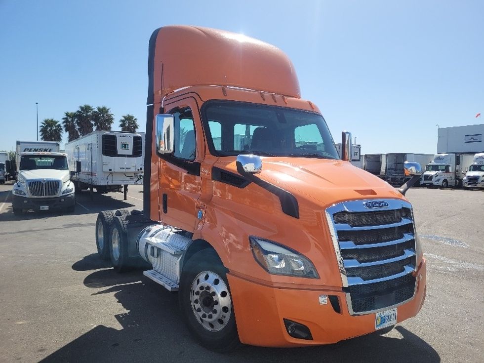 Day Cab Tractor-Heavy Duty Tractors-Freightliner-2019-T11664ST-West Sacramento-CA-363,067\n\t\tmiles-$ 44,750 - Image 1