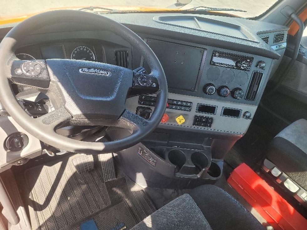 Day Cab Tractor-Heavy Duty Tractors-Freightliner-2019-T11664ST-West Sacramento-CA-363,067\n\t\tmiles-$ 44,750 - Image 11