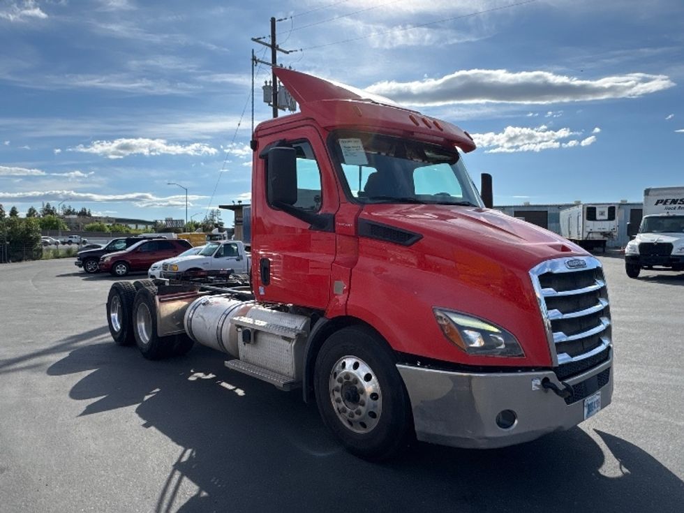 Day Cab Tractor-Heavy Duty Tractors-Freightliner-2019-T11664ST-West Sacramento-CA-365,000\n\t\tmiles-$ 39,500 - Image 1