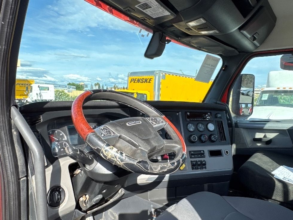 Day Cab Tractor-Heavy Duty Tractors-Freightliner-2019-T11664ST-West Sacramento-CA-365,000\n\t\tmiles-$ 39,500 - Image 10