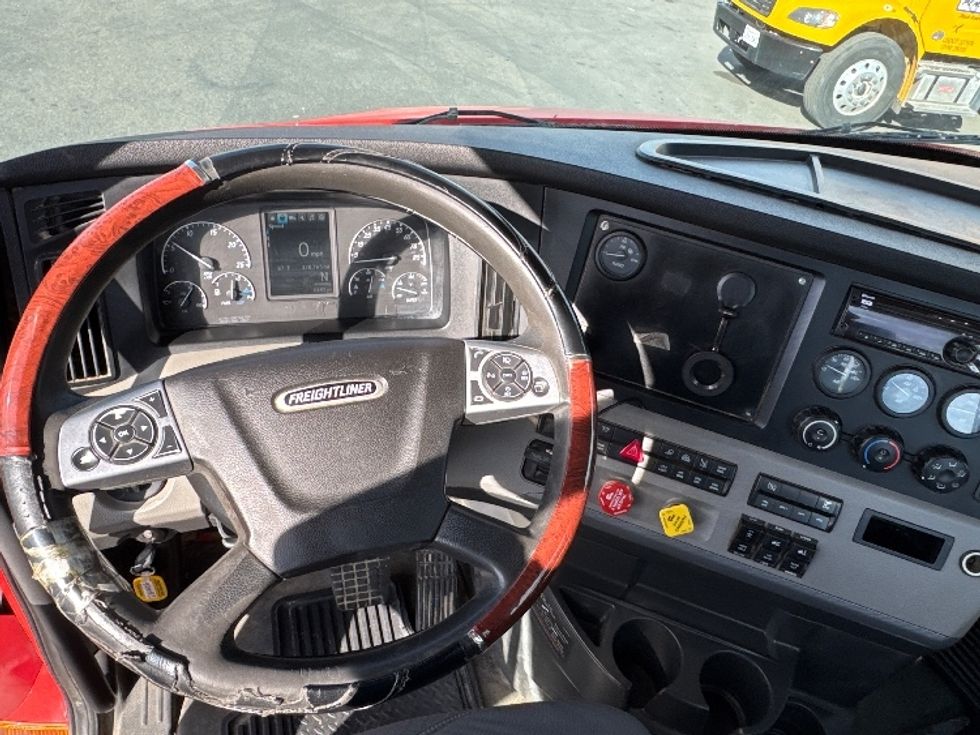 Day Cab Tractor-Heavy Duty Tractors-Freightliner-2019-T11664ST-West Sacramento-CA-365,000\n\t\tmiles-$ 39,500 - Image 11