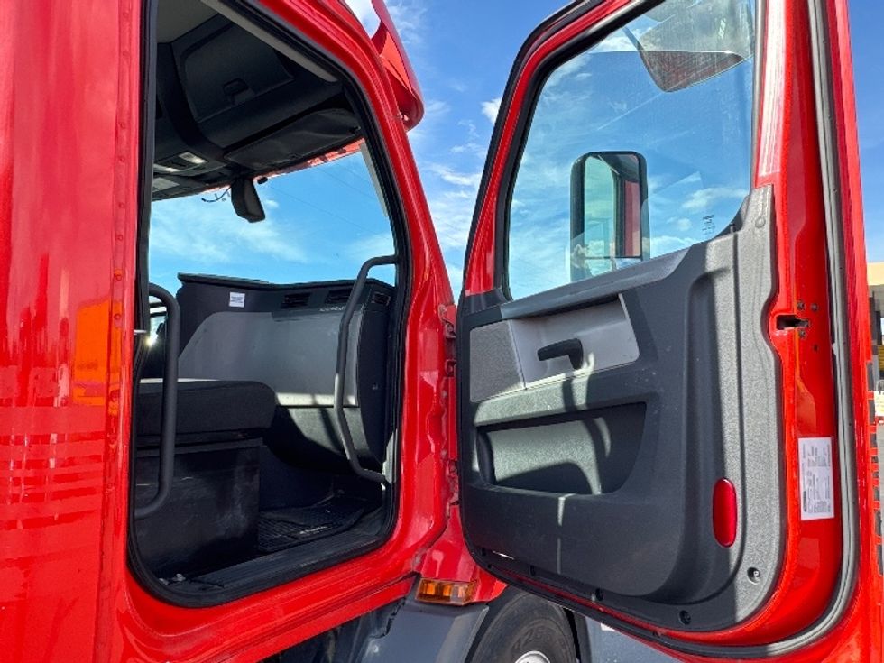 Day Cab Tractor-Heavy Duty Tractors-Freightliner-2019-T11664ST-West Sacramento-CA-365,000\n\t\tmiles-$ 39,500 - Image 12