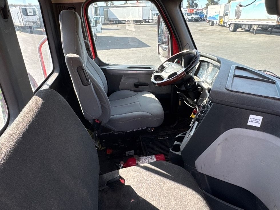 Day Cab Tractor-Heavy Duty Tractors-Freightliner-2019-T11664ST-West Sacramento-CA-365,000\n\t\tmiles-$ 39,500 - Image 14
