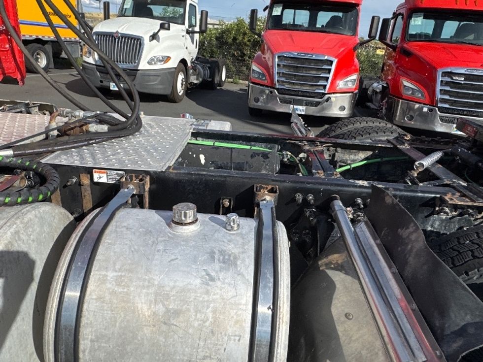 Day Cab Tractor-Heavy Duty Tractors-Freightliner-2019-T11664ST-West Sacramento-CA-365,000\n\t\tmiles-$ 39,500 - Image 17