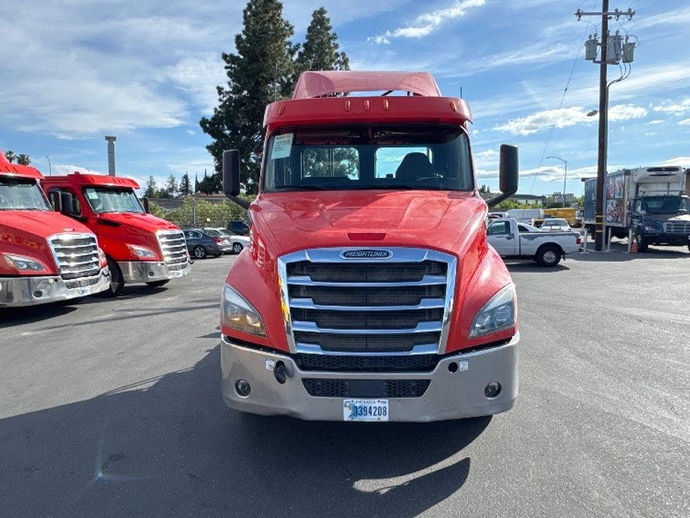 Day Cab Tractor-Heavy Duty Tractors-Freightliner-2019-T11664ST-West Sacramento-CA-365,000\n\t\tmiles-$ 39,500 - Image 2