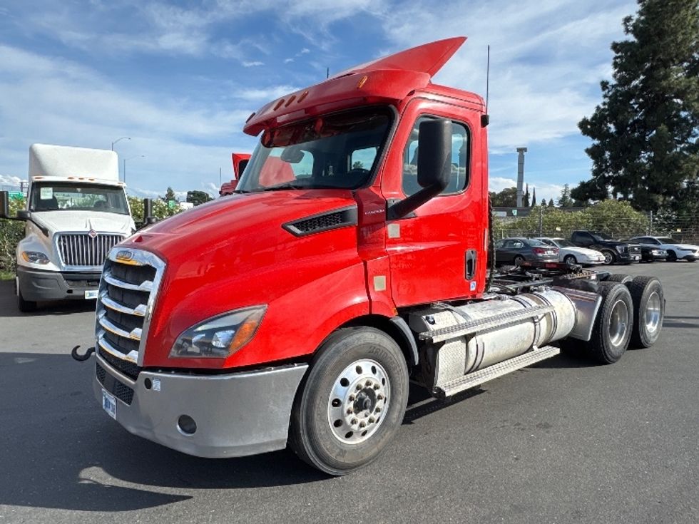 Day Cab Tractor-Heavy Duty Tractors-Freightliner-2019-T11664ST-West Sacramento-CA-365,000\n\t\tmiles-$ 39,500 - Image 3