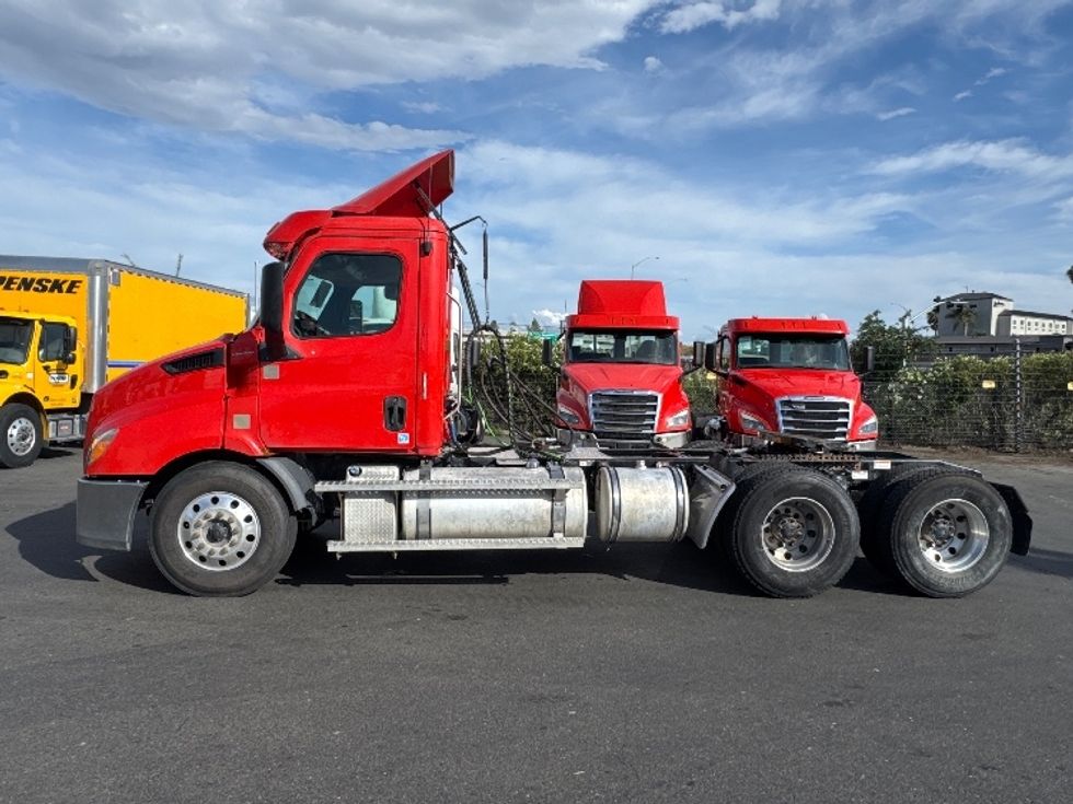 Day Cab Tractor-Heavy Duty Tractors-Freightliner-2019-T11664ST-West Sacramento-CA-365,000\n\t\tmiles-$ 39,500 - Image 4