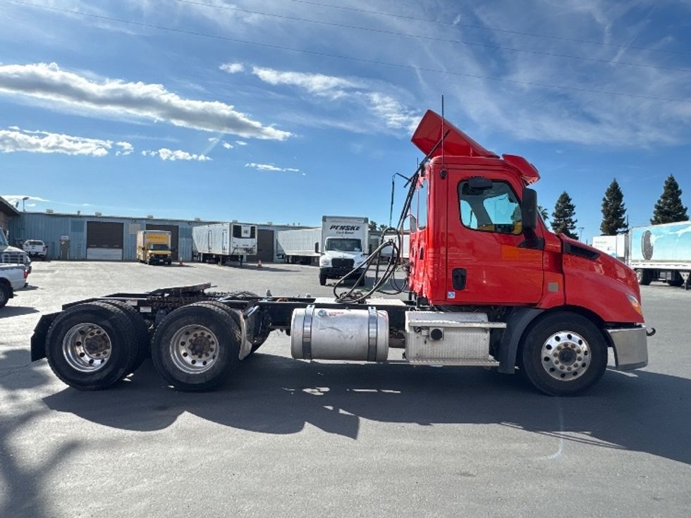 Day Cab Tractor-Heavy Duty Tractors-Freightliner-2019-T11664ST-West Sacramento-CA-365,000\n\t\tmiles-$ 39,500 - Image 8