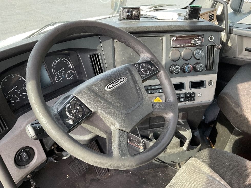 Day Cab Tractor-Heavy Duty Tractors-Freightliner-2019-T11664ST-West Sacramento-CA-627,119\n\t\tmiles-$ 30,250 - Image 11
