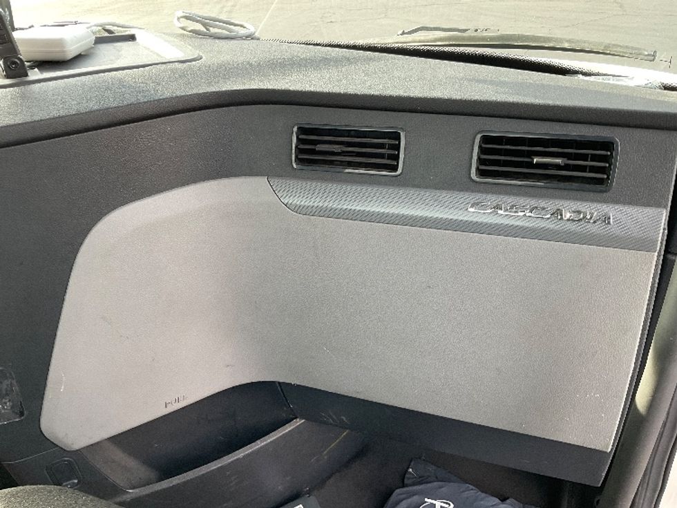 Day Cab Tractor-Heavy Duty Tractors-Freightliner-2019-T11664ST-West Sacramento-CA-627,119\n\t\tmiles-$ 30,250 - Image 13