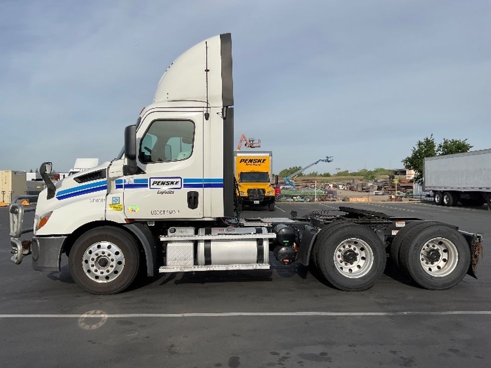 Day Cab Tractor-Heavy Duty Tractors-Freightliner-2019-T11664ST-West Sacramento-CA-627,119\n\t\tmiles-$ 30,250 - Image 4