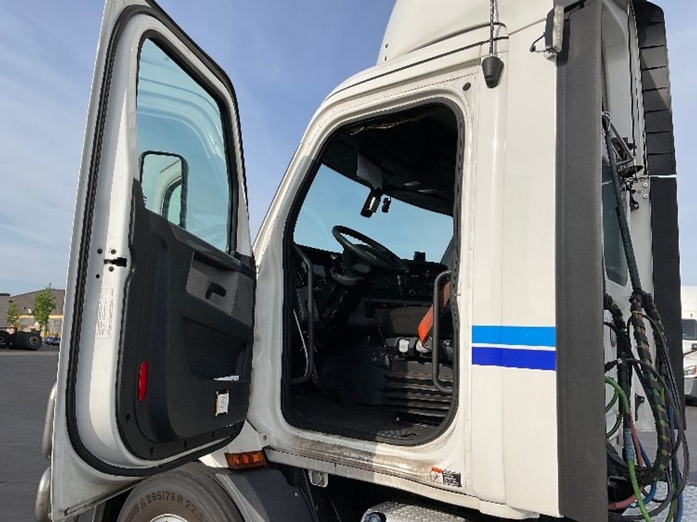 Day Cab Tractor-Heavy Duty Tractors-Freightliner-2019-T11664ST-West Sacramento-CA-627,119\n\t\tmiles-$ 30,250 - Image 9