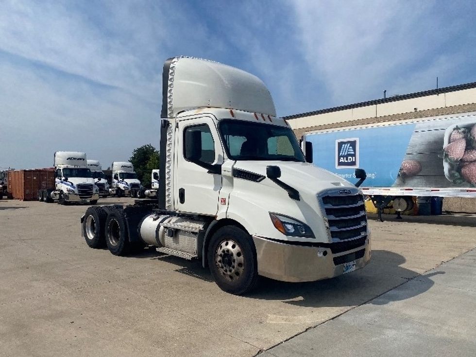Day Cab Tractor-Heavy Duty Tractors-Freightliner-2019-T11664ST-Windsor-WI-556,066\n\t\tmiles-$ 40,250 - Image 1