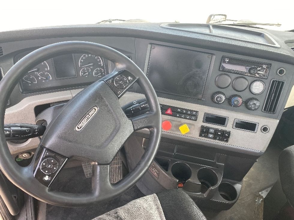 Day Cab Tractor-Heavy Duty Tractors-Freightliner-2019-T11664ST-Windsor-WI-556,066\n\t\tmiles-$ 40,250 - Image 11