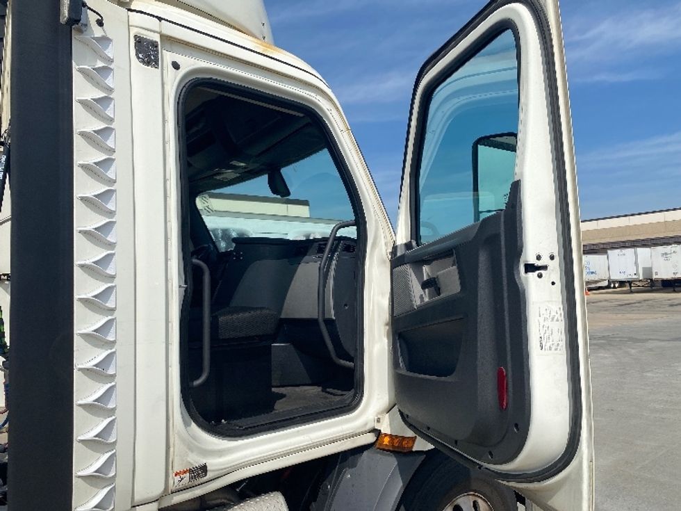 Day Cab Tractor-Heavy Duty Tractors-Freightliner-2019-T11664ST-Windsor-WI-556,066\n\t\tmiles-$ 40,250 - Image 12