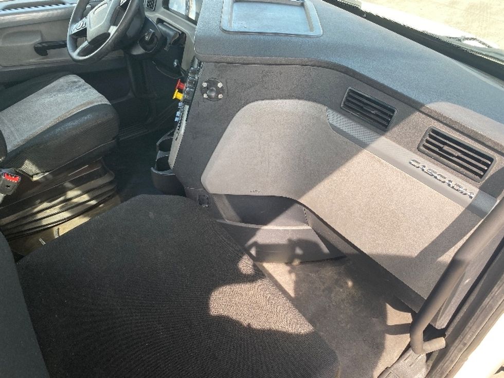 Day Cab Tractor-Heavy Duty Tractors-Freightliner-2019-T11664ST-Windsor-WI-556,066\n\t\tmiles-$ 40,250 - Image 13