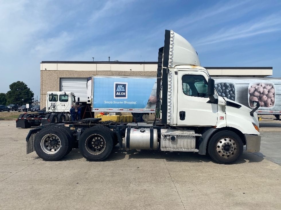 Day Cab Tractor-Heavy Duty Tractors-Freightliner-2019-T11664ST-Windsor-WI-556,066\n\t\tmiles-$ 40,250 - Image 8