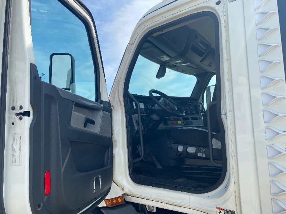 Day Cab Tractor-Heavy Duty Tractors-Freightliner-2019-T11664ST-Windsor-WI-556,066\n\t\tmiles-$ 40,250 - Image 9