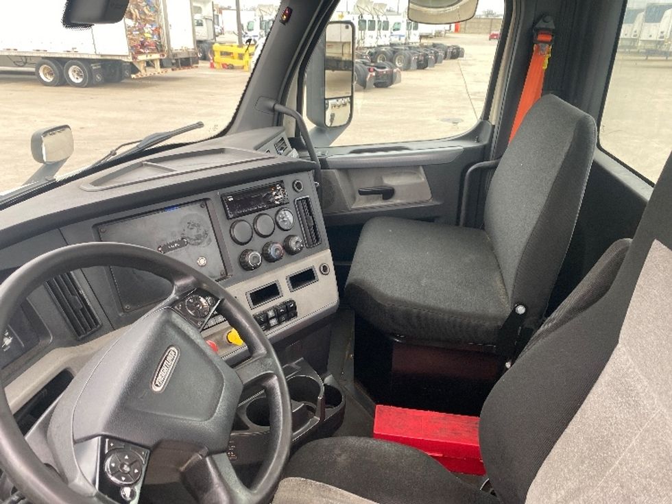 Day Cab Tractor-Heavy Duty Tractors-Freightliner-2019-T11664ST-Windsor-WI-565,963\n\t\tmiles-$ 38,000 - Image 10