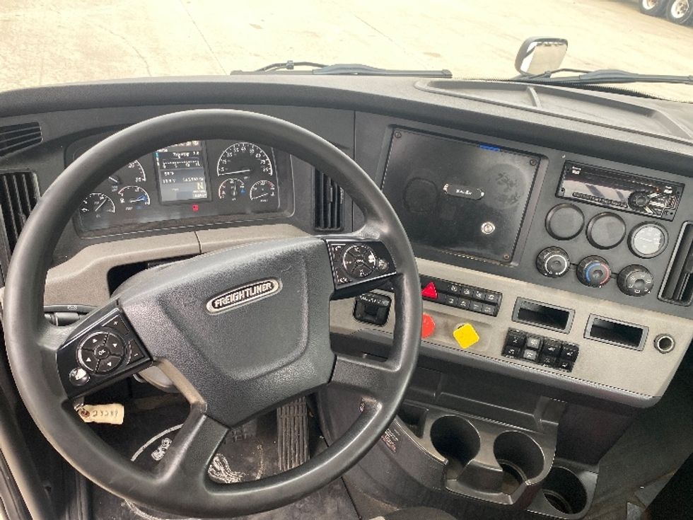 Day Cab Tractor-Heavy Duty Tractors-Freightliner-2019-T11664ST-Windsor-WI-565,963\n\t\tmiles-$ 38,000 - Image 11