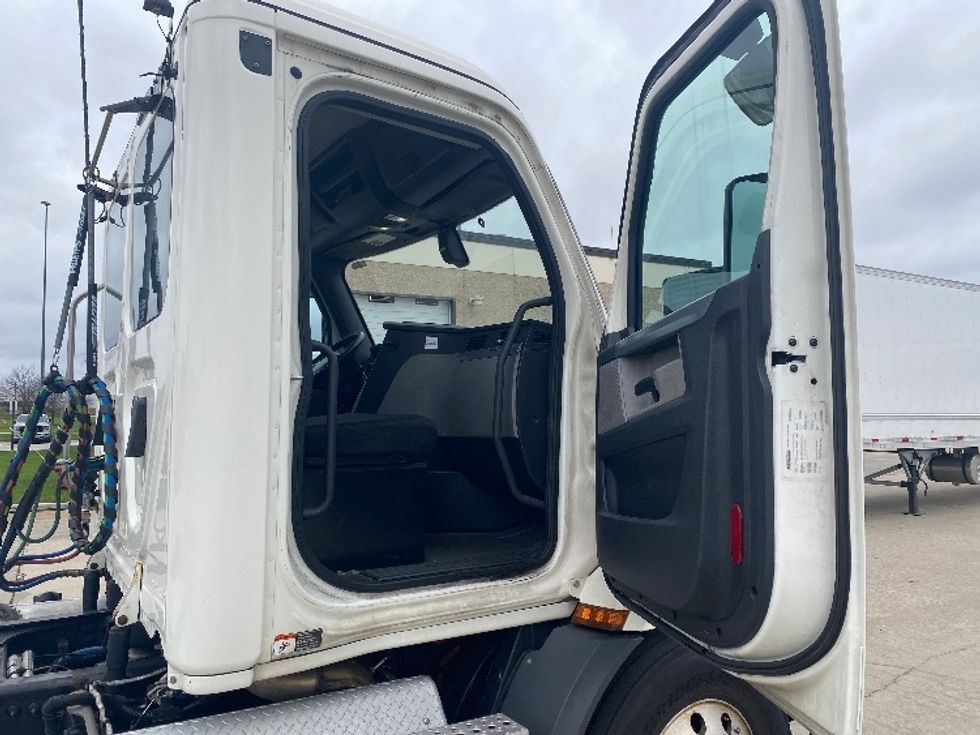 Day Cab Tractor-Heavy Duty Tractors-Freightliner-2019-T11664ST-Windsor-WI-565,963\n\t\tmiles-$ 38,000 - Image 12