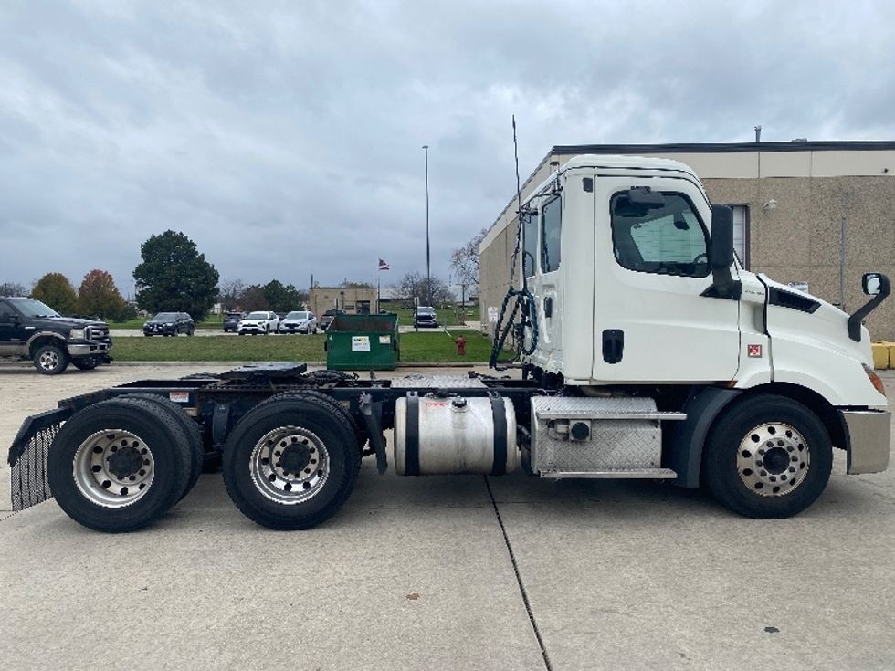 Day Cab Tractor-Heavy Duty Tractors-Freightliner-2019-T11664ST-Windsor-WI-565,963\n\t\tmiles-$ 38,000 - Image 8