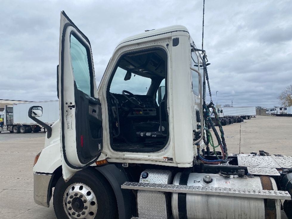 Day Cab Tractor-Heavy Duty Tractors-Freightliner-2019-T11664ST-Windsor-WI-565,963\n\t\tmiles-$ 38,000 - Image 9