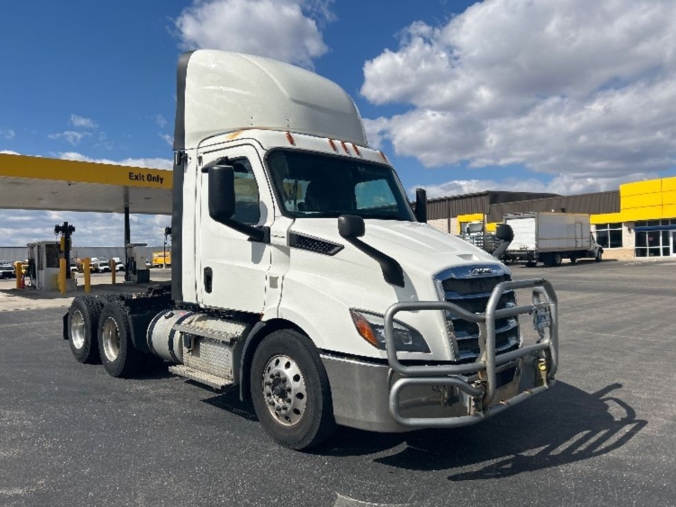 Day Cab Tractor-Heavy Duty Tractors-Freightliner-2019-T11664ST-Windsor-WI-799,457\n\t\tmiles-$ 25,250 - Image 1