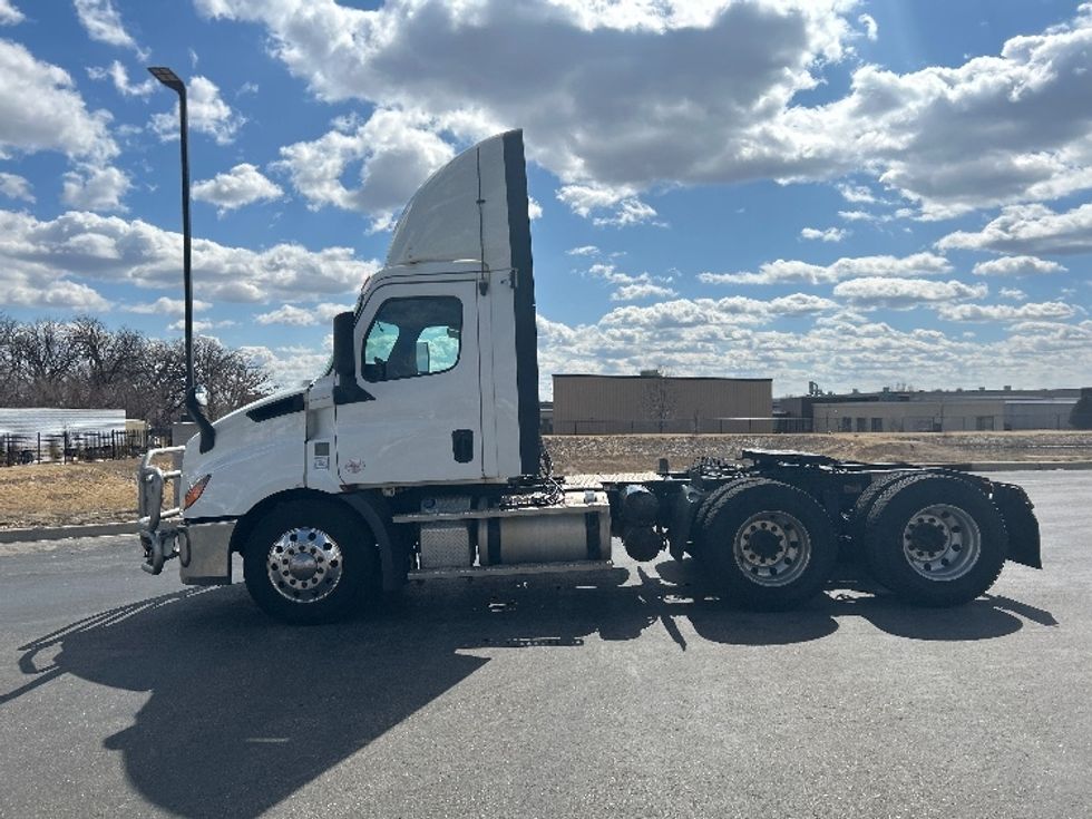 Day Cab Tractor-Heavy Duty Tractors-Freightliner-2019-T11664ST-Windsor-WI-799,457\n\t\tmiles-$ 25,250 - Image 4