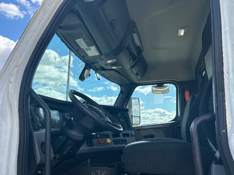 Day Cab Tractor-Heavy Duty Tractors-Freightliner-2019-T11664ST-Windsor-WI-799,457\n\t\tmiles-$ 25,250 - Image 9