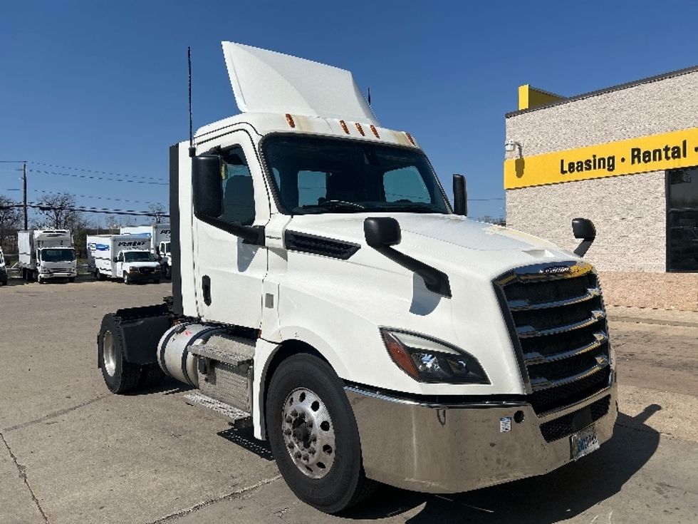 Day Cab Tractor-Heavy Duty Tractors-Freightliner-2019-T12642ST-Allen Park-MI-390,438\n\t\tmiles-$ 33,000 - Image 1