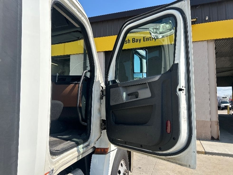 Day Cab Tractor-Heavy Duty Tractors-Freightliner-2019-T12642ST-Allen Park-MI-390,438\n\t\tmiles-$ 33,000 - Image 12