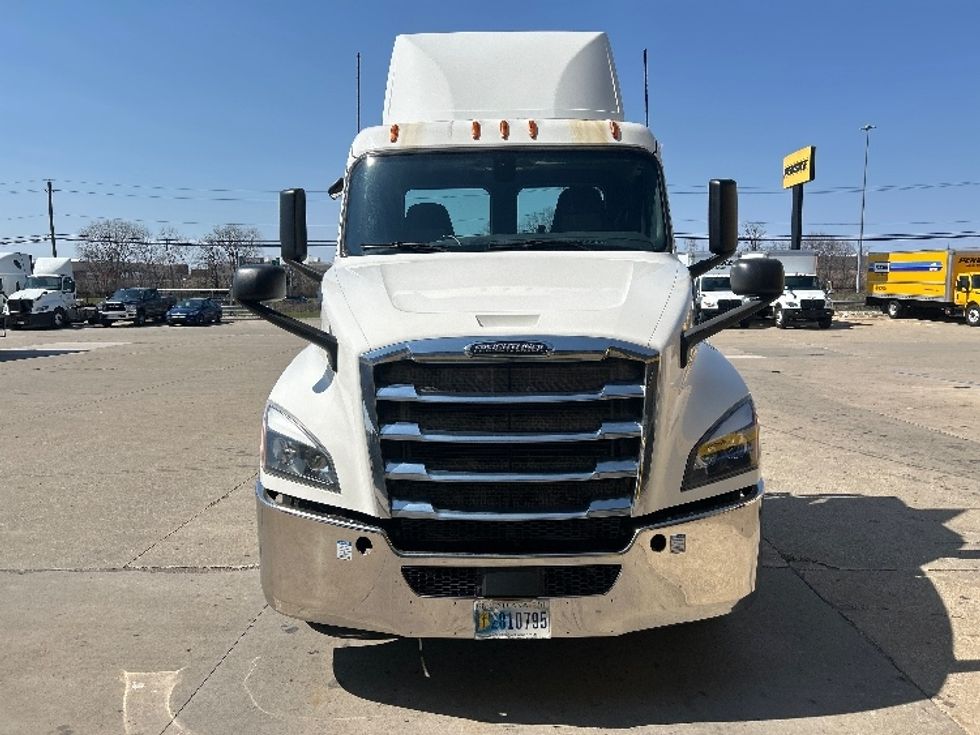 Day Cab Tractor-Heavy Duty Tractors-Freightliner-2019-T12642ST-Allen Park-MI-390,438\n\t\tmiles-$ 33,000 - Image 2