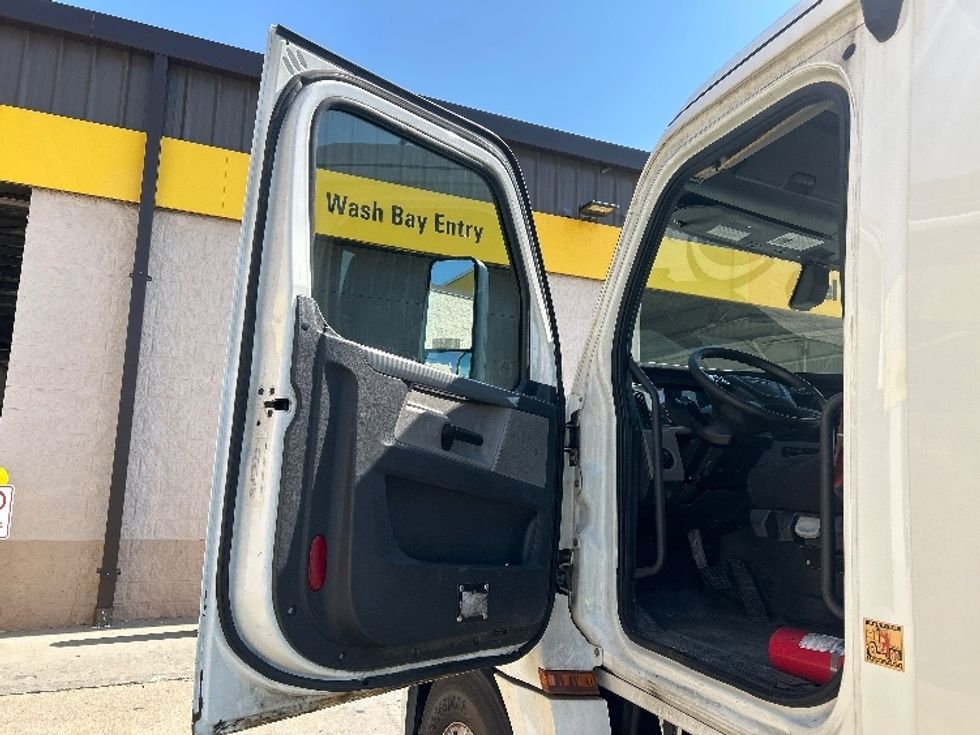 Day Cab Tractor-Heavy Duty Tractors-Freightliner-2019-T12642ST-Allen Park-MI-390,438\n\t\tmiles-$ 33,000 - Image 9