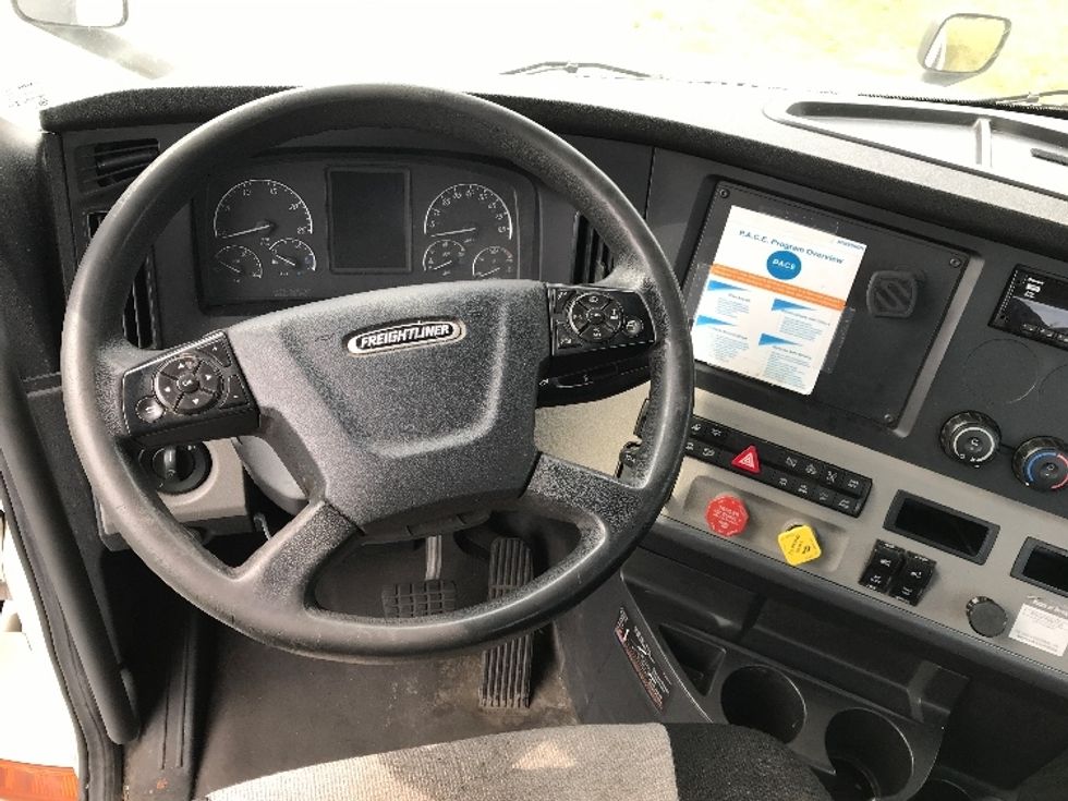 Day Cab Tractor-Heavy Duty Tractors-Freightliner-2019-T12642ST-Allentown-PA-324,359\n\t\tmiles-$ 37,000 - Image 11