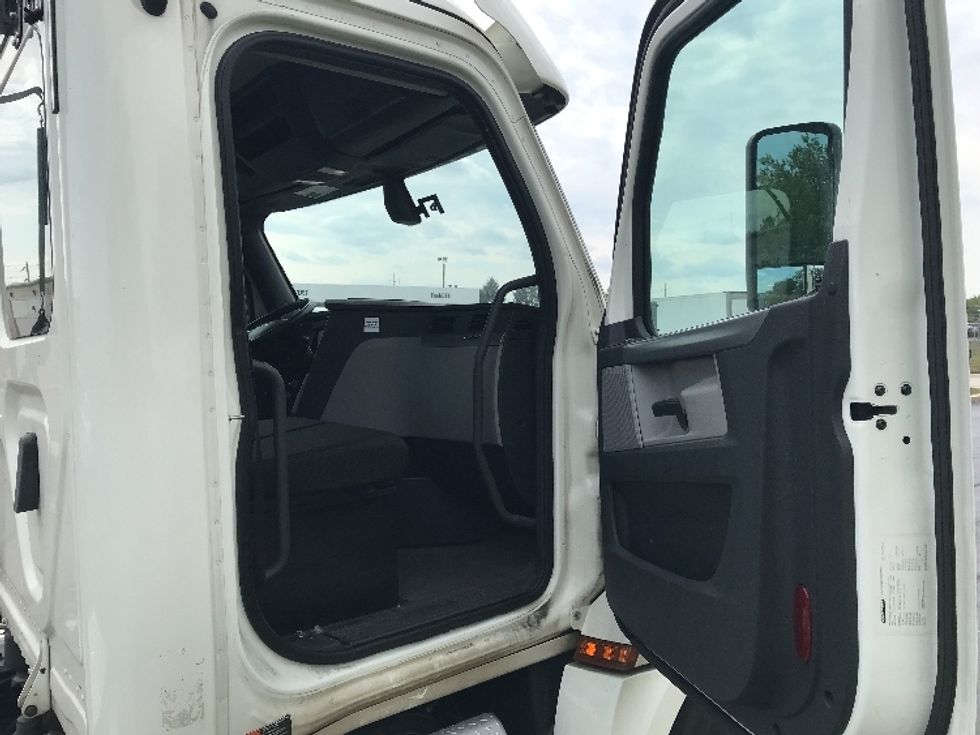 Day Cab Tractor-Heavy Duty Tractors-Freightliner-2019-T12642ST-Allentown-PA-324,359\n\t\tmiles-$ 37,000 - Image 12