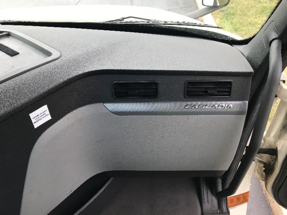 Day Cab Tractor-Heavy Duty Tractors-Freightliner-2019-T12642ST-Allentown-PA-324,359\n\t\tmiles-$ 37,000 - Image 13