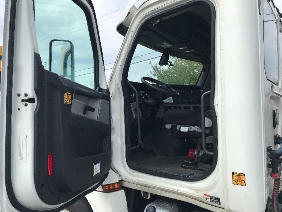 Day Cab Tractor-Heavy Duty Tractors-Freightliner-2019-T12642ST-Allentown-PA-324,359\n\t\tmiles-$ 37,000 - Image 9