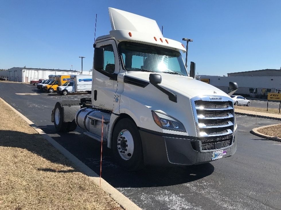 Day Cab Tractor-Heavy Duty Tractors-Freightliner-2019-T12642ST-Allentown-PA-344,725\n\t\tmiles-$ 40,250 - Image 1