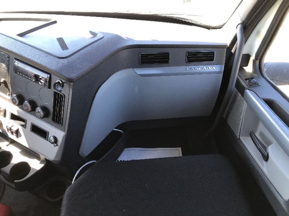 Day Cab Tractor-Heavy Duty Tractors-Freightliner-2019-T12642ST-Allentown-PA-344,725\n\t\tmiles-$ 40,250 - Image 13