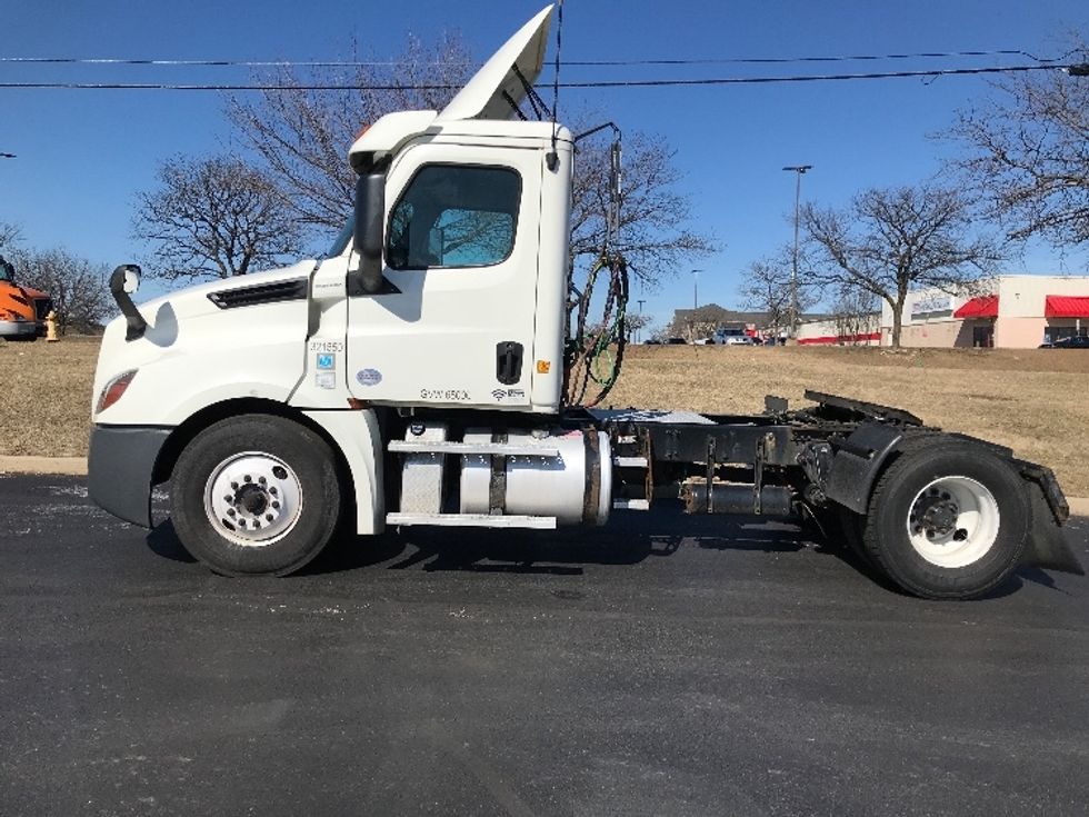 Day Cab Tractor-Heavy Duty Tractors-Freightliner-2019-T12642ST-Allentown-PA-344,725\n\t\tmiles-$ 40,250 - Image 4