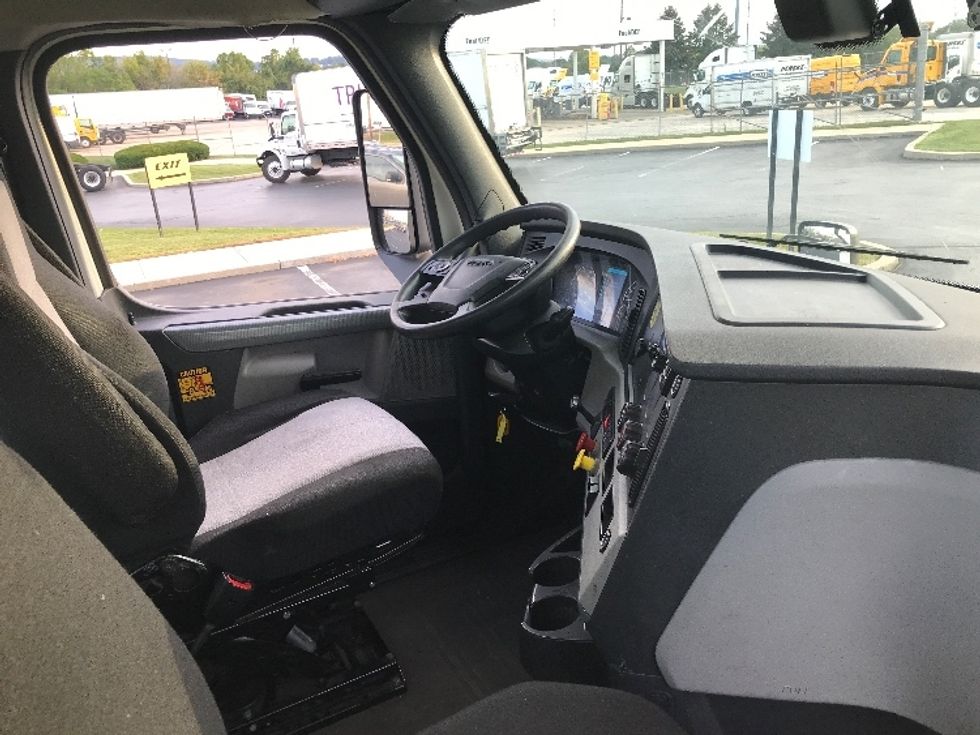 Day Cab Tractor-Heavy Duty Tractors-Freightliner-2019-T12642ST-Allentown-PA-381,539\n\t\tmiles-$ 34,250 - Image 14