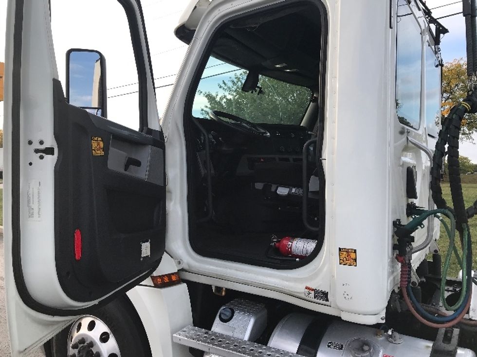 Day Cab Tractor-Heavy Duty Tractors-Freightliner-2019-T12642ST-Allentown-PA-381,539\n\t\tmiles-$ 34,250 - Image 9