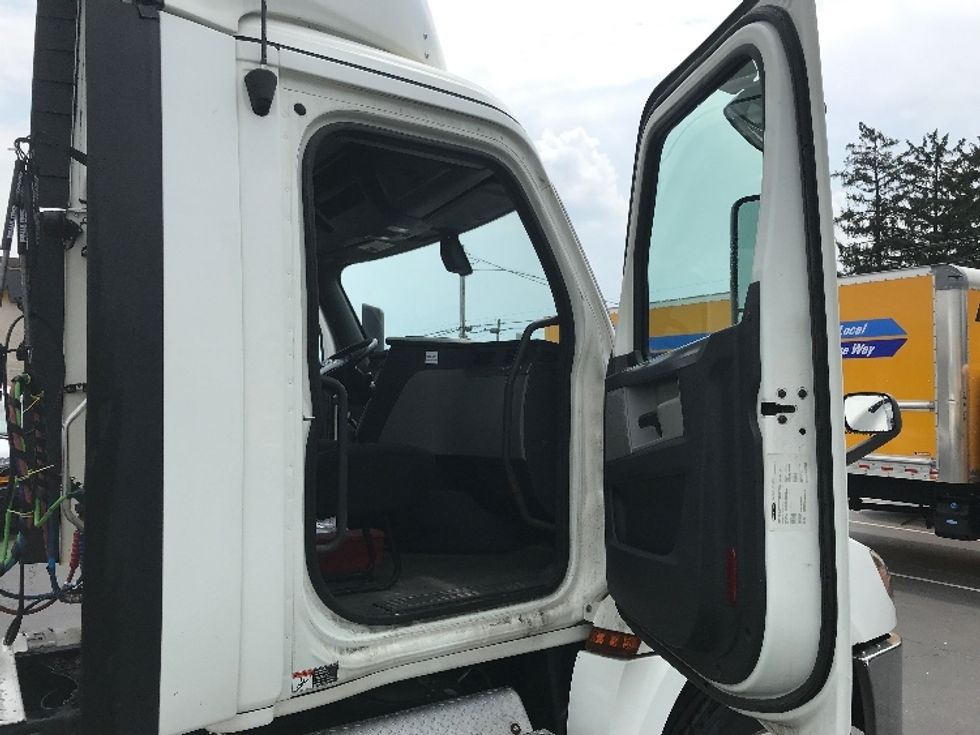 Day Cab Tractor-Heavy Duty Tractors-Freightliner-2019-T12642ST-Allentown-PA-619,900\n\t\tmiles-$ 24,250 - Image 12