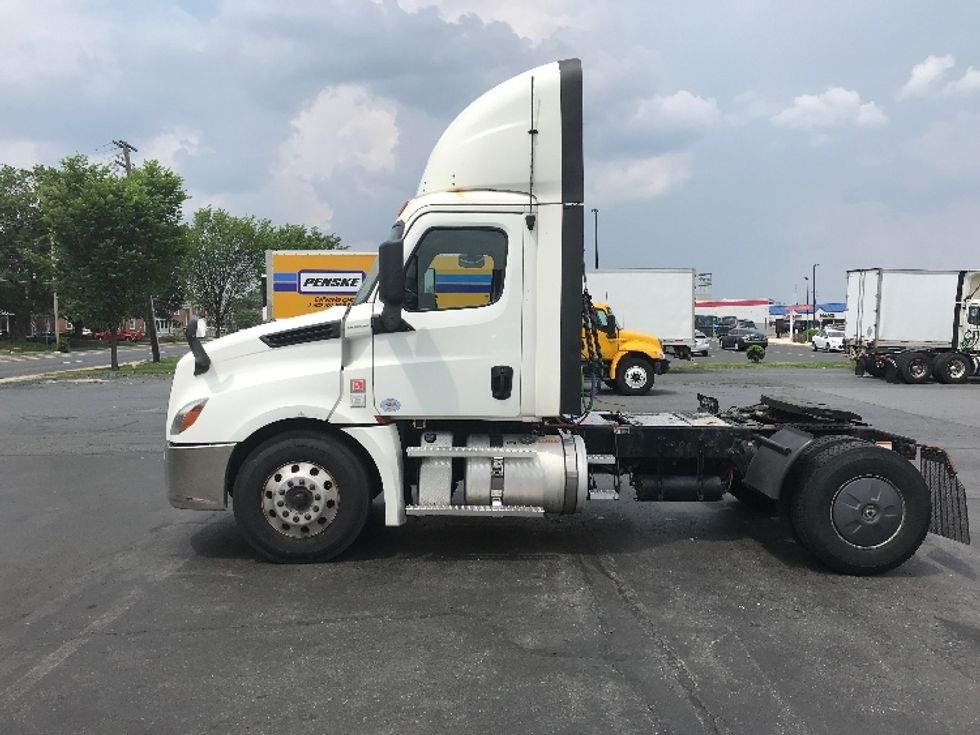 Day Cab Tractor-Heavy Duty Tractors-Freightliner-2019-T12642ST-Allentown-PA-619,900\n\t\tmiles-$ 24,250 - Image 4