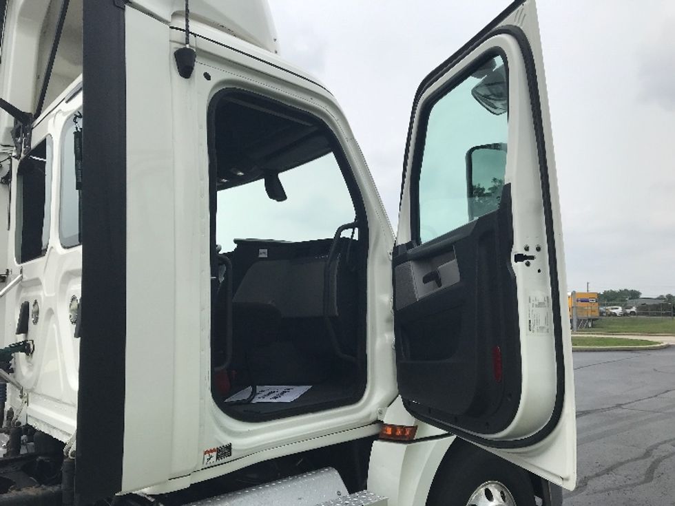 Day Cab Tractor-Heavy Duty Tractors-Freightliner-2019-T12642ST-Allentown-PA-626,268\n\t\tmiles-$ 23,750 - Image 12