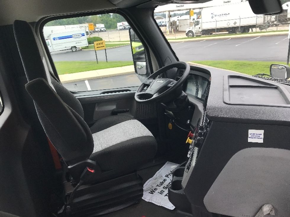 Day Cab Tractor-Heavy Duty Tractors-Freightliner-2019-T12642ST-Allentown-PA-626,268\n\t\tmiles-$ 23,750 - Image 14