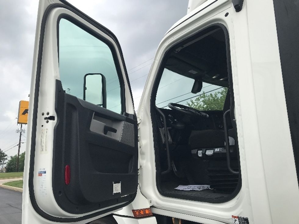 Day Cab Tractor-Heavy Duty Tractors-Freightliner-2019-T12642ST-Allentown-PA-626,268\n\t\tmiles-$ 23,750 - Image 9