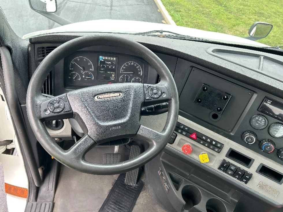 Day Cab Tractor-Heavy Duty Tractors-Freightliner-2019-T12642ST-Allentown-PA-648,435\n\t\tmiles-$ 22,500 - Image 11